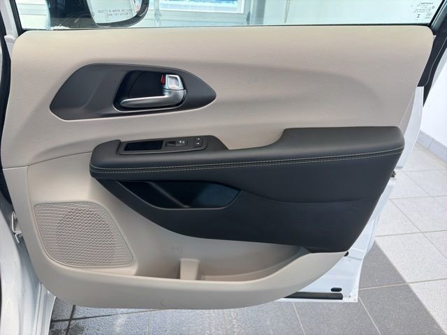 Used 2024 Chrysler Pacifica Touring-L FWD image 15