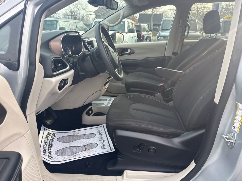 Used 2023 Chrysler Voyager LX FWD image 16