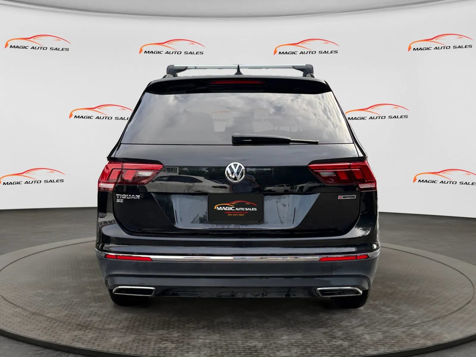 Used 2021 Volkswagen Tiguan SE w/ Panoramic Sunroof Package AWD/4WD image 9