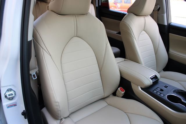 Used 2023 Toyota Highlander XLE image 14