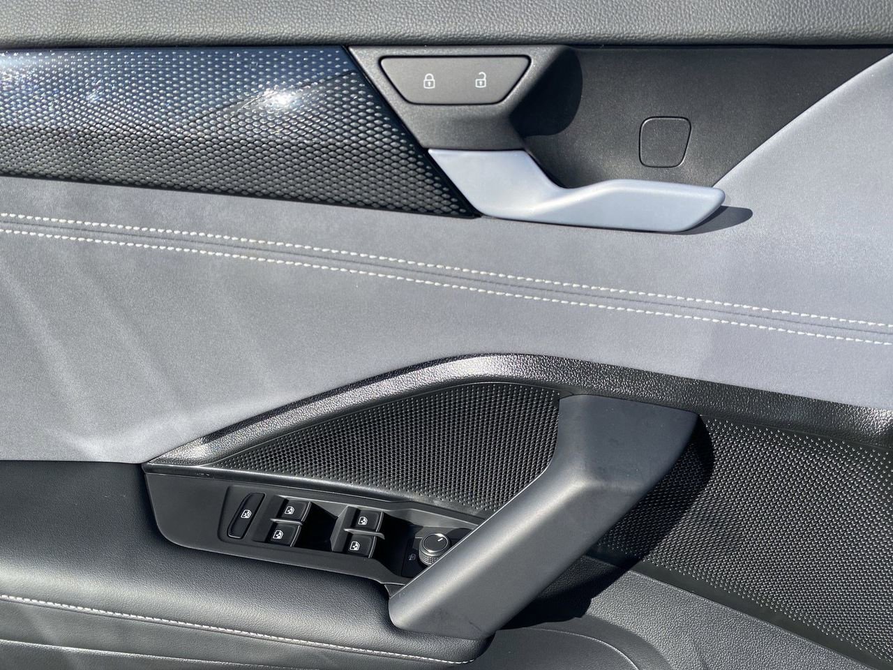 New 2026 Volkswagen Tiguan SE R-Line image 17