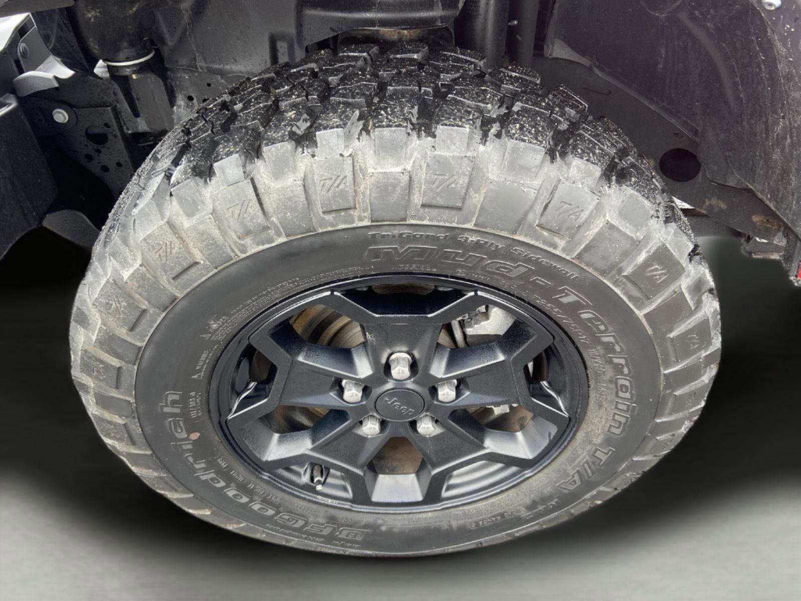 Used 2022 Jeep Gladiator Willys AWD/4WD image 16