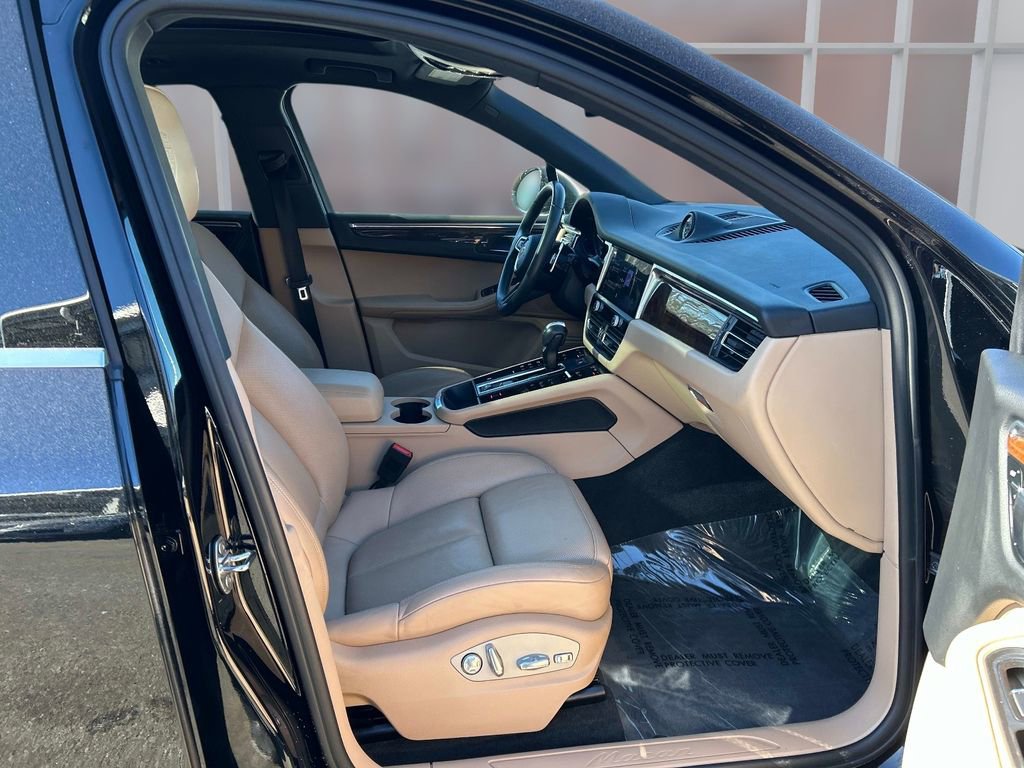 Used 2023 Porsche Macan Turbo image 17