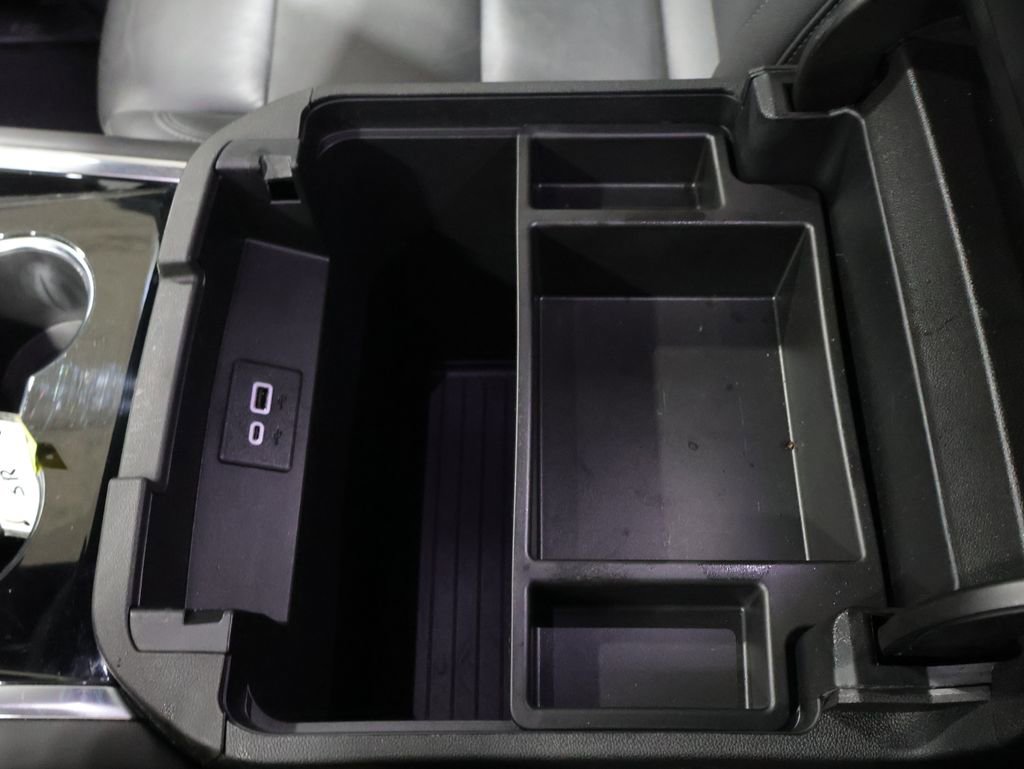 Used 2025 Chevrolet Suburban Z71 image 33