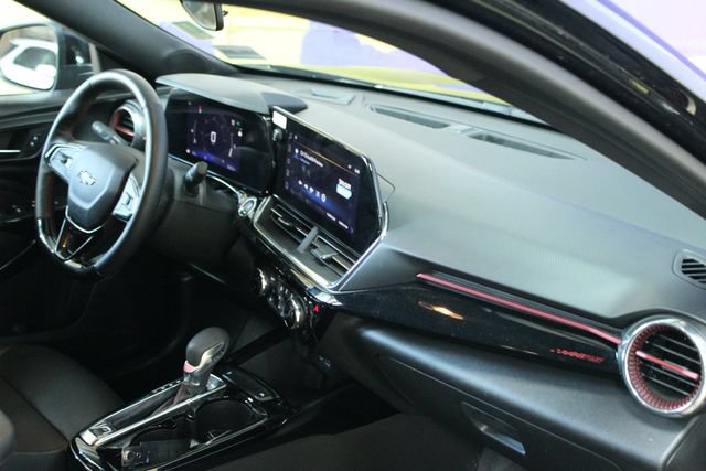 Used 2025 Chevrolet Trax RS FWD image 11