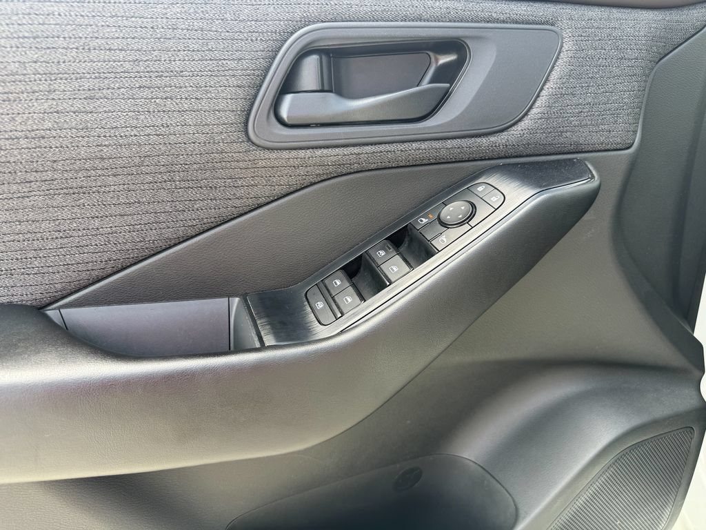 Used 2023 Nissan Rogue S AWD/4WD image 12