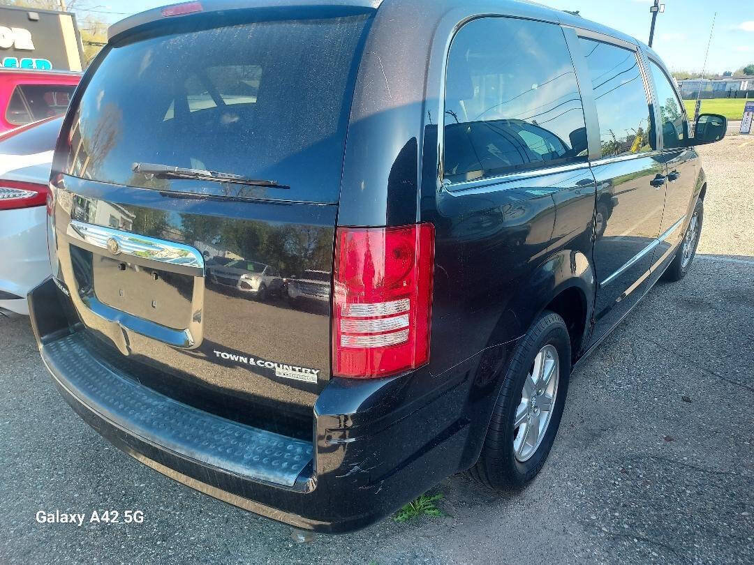 Used 2010 Chrysler Town & Country Touring FWD image 4