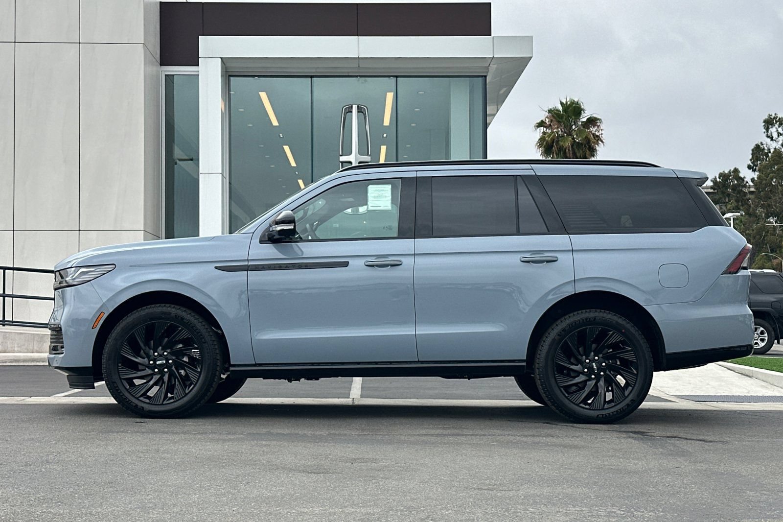 New 2026 Lincoln Navigator Reserve w/ Jet Appearance Package AWD/4WD image 6