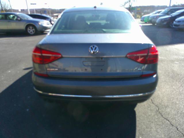 Used 2016 Volkswagen Passat 1.8T S image 2