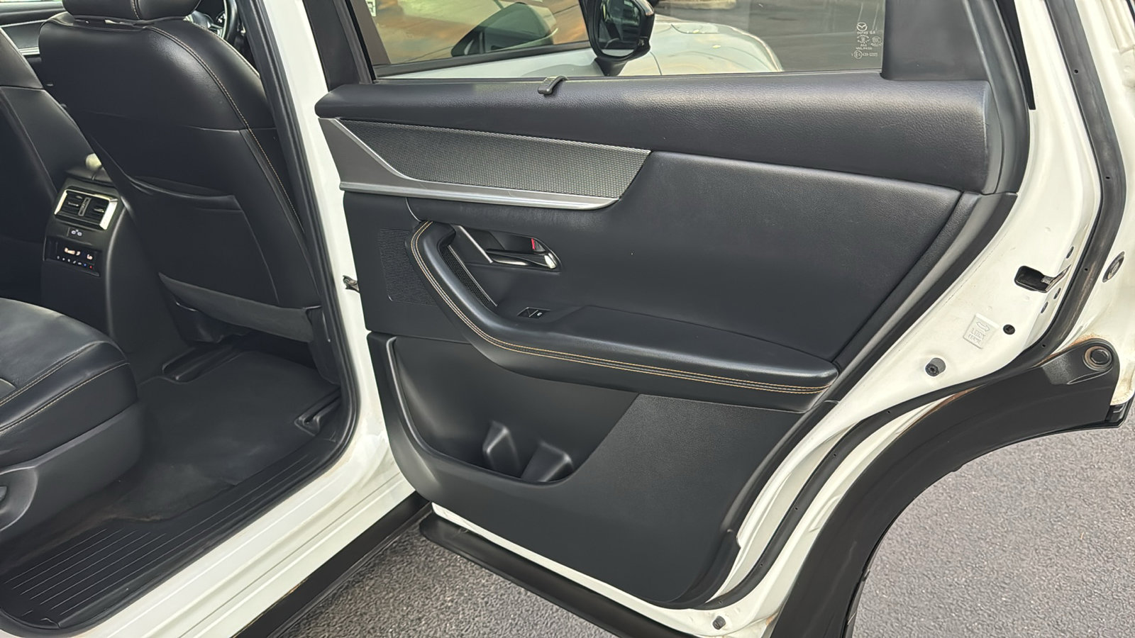 Certified 2025 MAZDA CX-70 3.3 Turbo w/ Preferred Package image 33