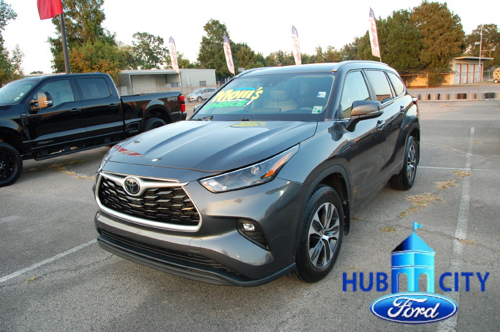 Used 2023 Toyota Highlander XLE FWD image 1