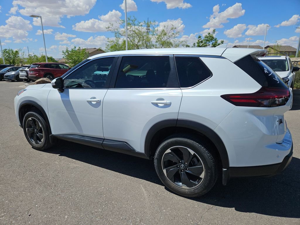 Used 2024 Nissan Rogue SV image 2