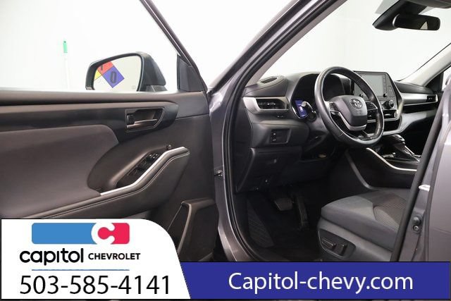 Used 2022 Toyota Highlander LE AWD/4WD image 9