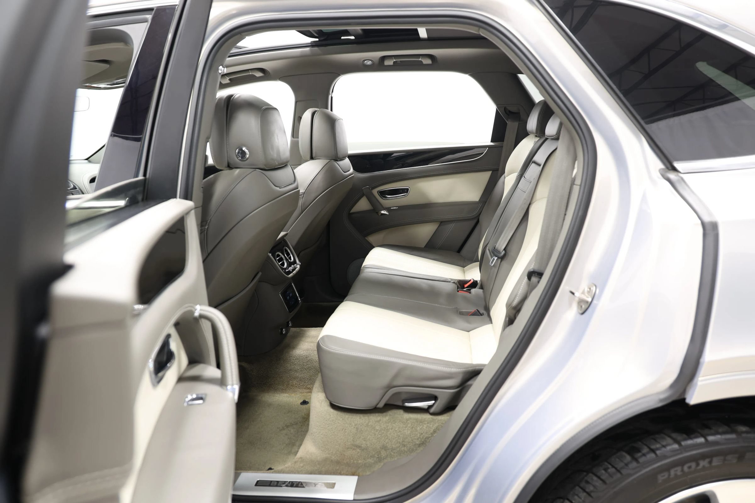 Used 2018 Bentley Bentayga Onyx Edition AWD/4WD image 58