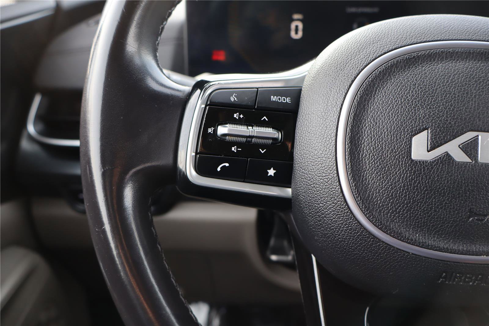 Certified 2025 Kia Carnival image 16