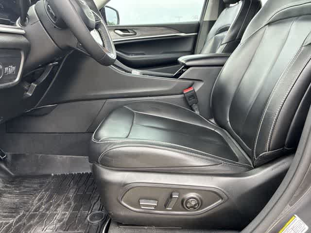 Used 2023 Jeep Grand Cherokee L Limited AWD/4WD image 18