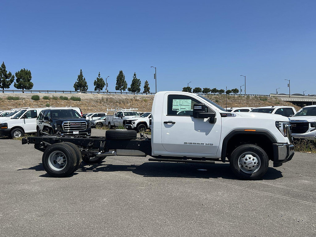 New 2026 GMC Sierra 3500 Pro AWD/4WD image 2