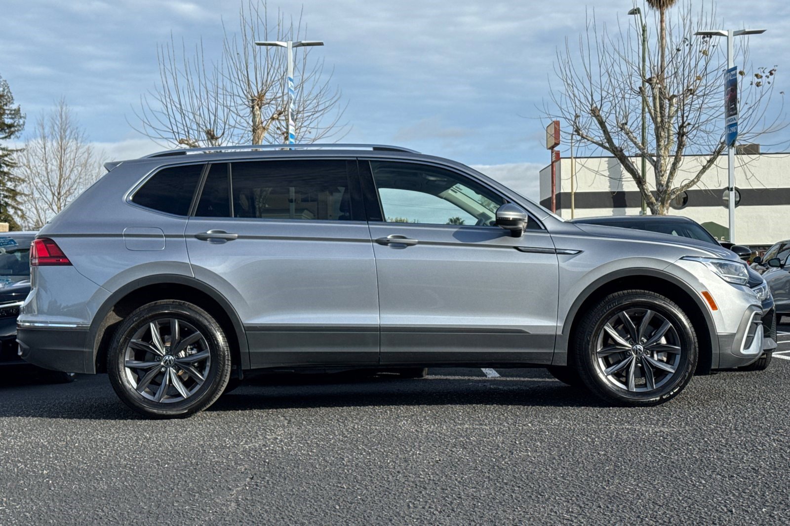 Used 2024 Volkswagen Tiguan SE image 7