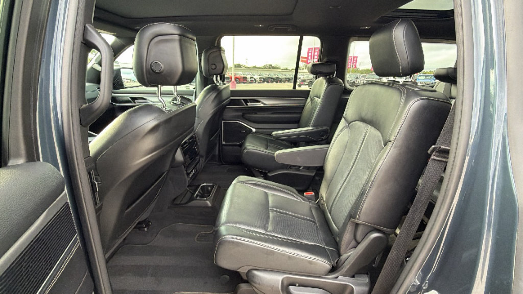 Used 2023 Jeep Wagoneer Series II AWD/4WD image 27