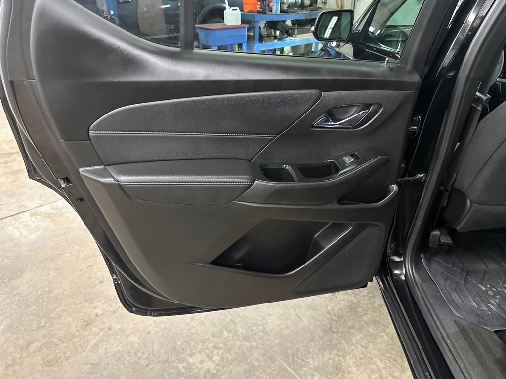 Used 2023 Chevrolet Traverse LT w/ Midnight/Sport Edition image 36