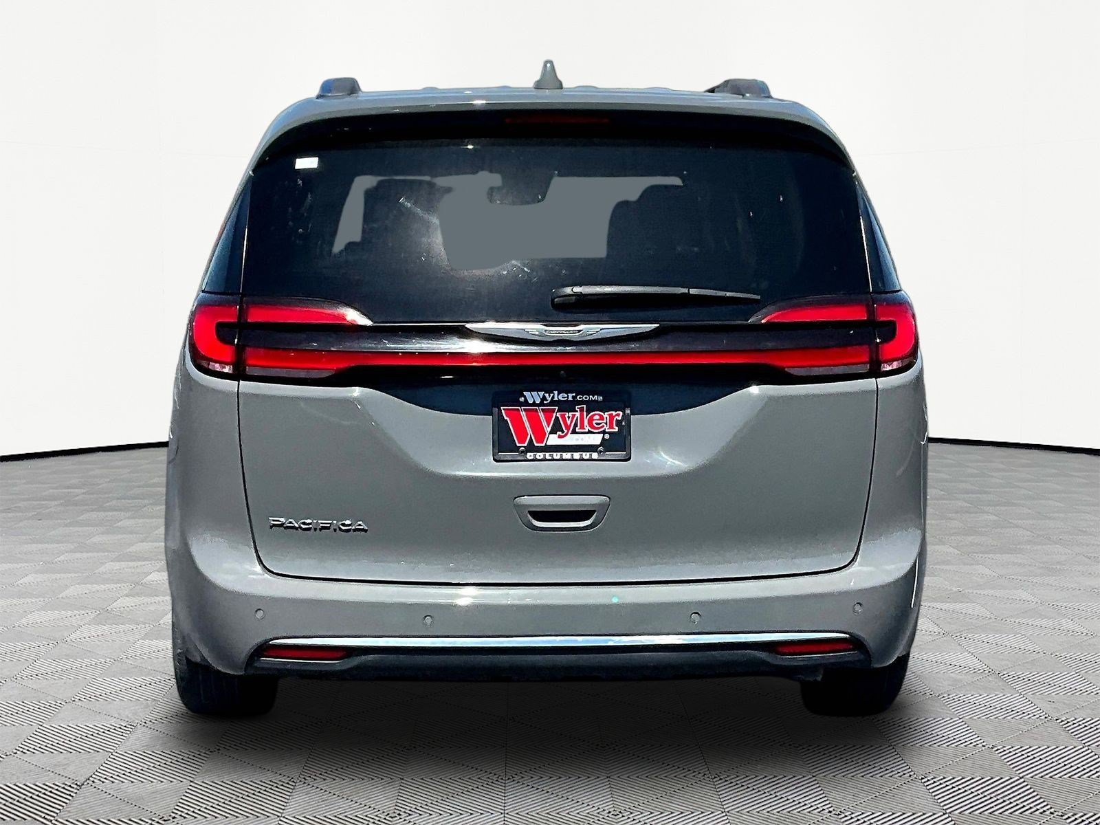 Used 2021 Chrysler Pacifica Touring-L FWD image 5