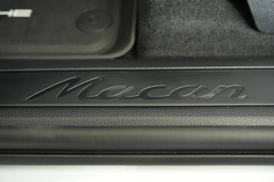 Certified 2025 Porsche Macan AWD/4WD image 32