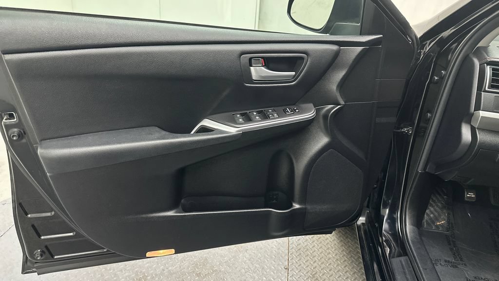 Used 2016 Toyota Camry SE w/ Moonroof Package FWD image 16