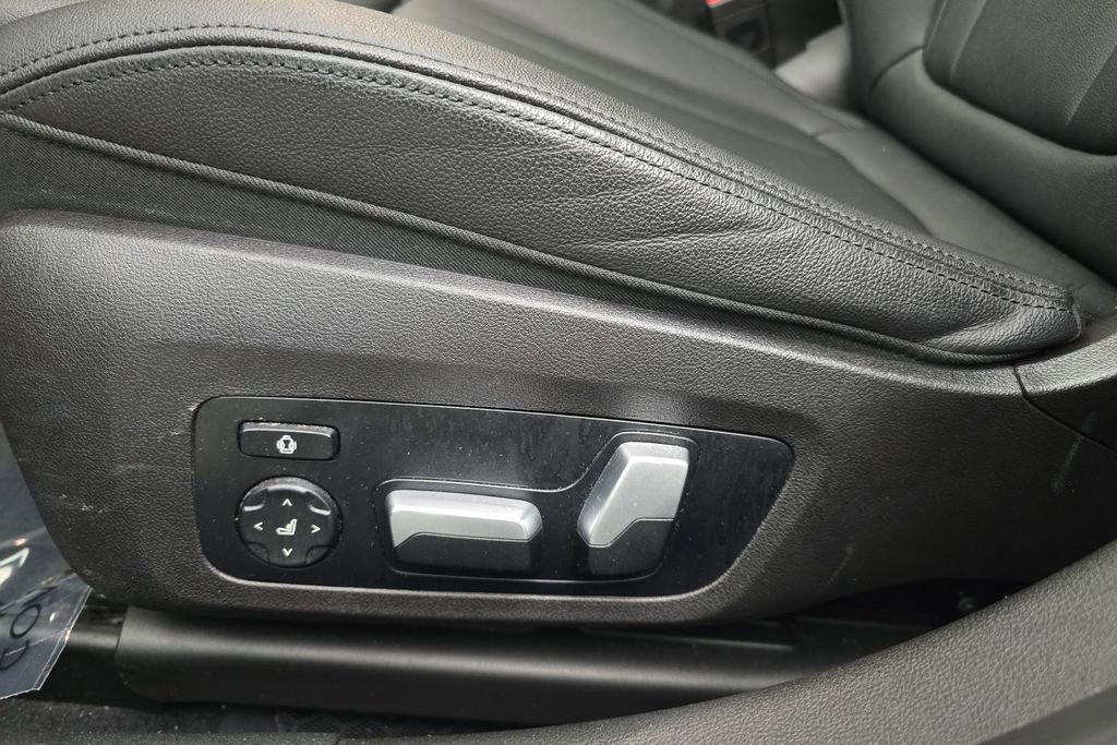Certified 2021 BMW 330i xDrive Sedan w/ Driving Assistance Package image 13
