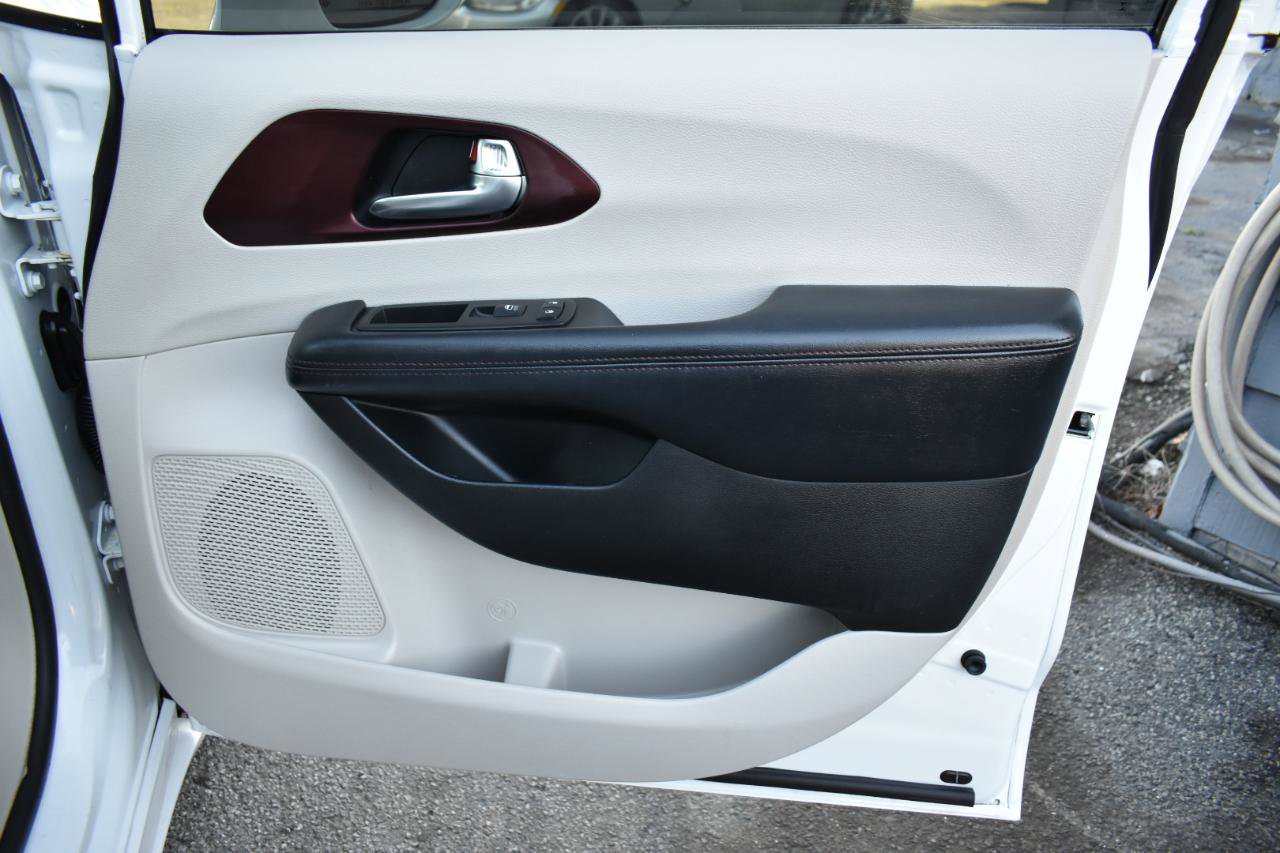 Used 2020 Chrysler Pacifica Limited image 40