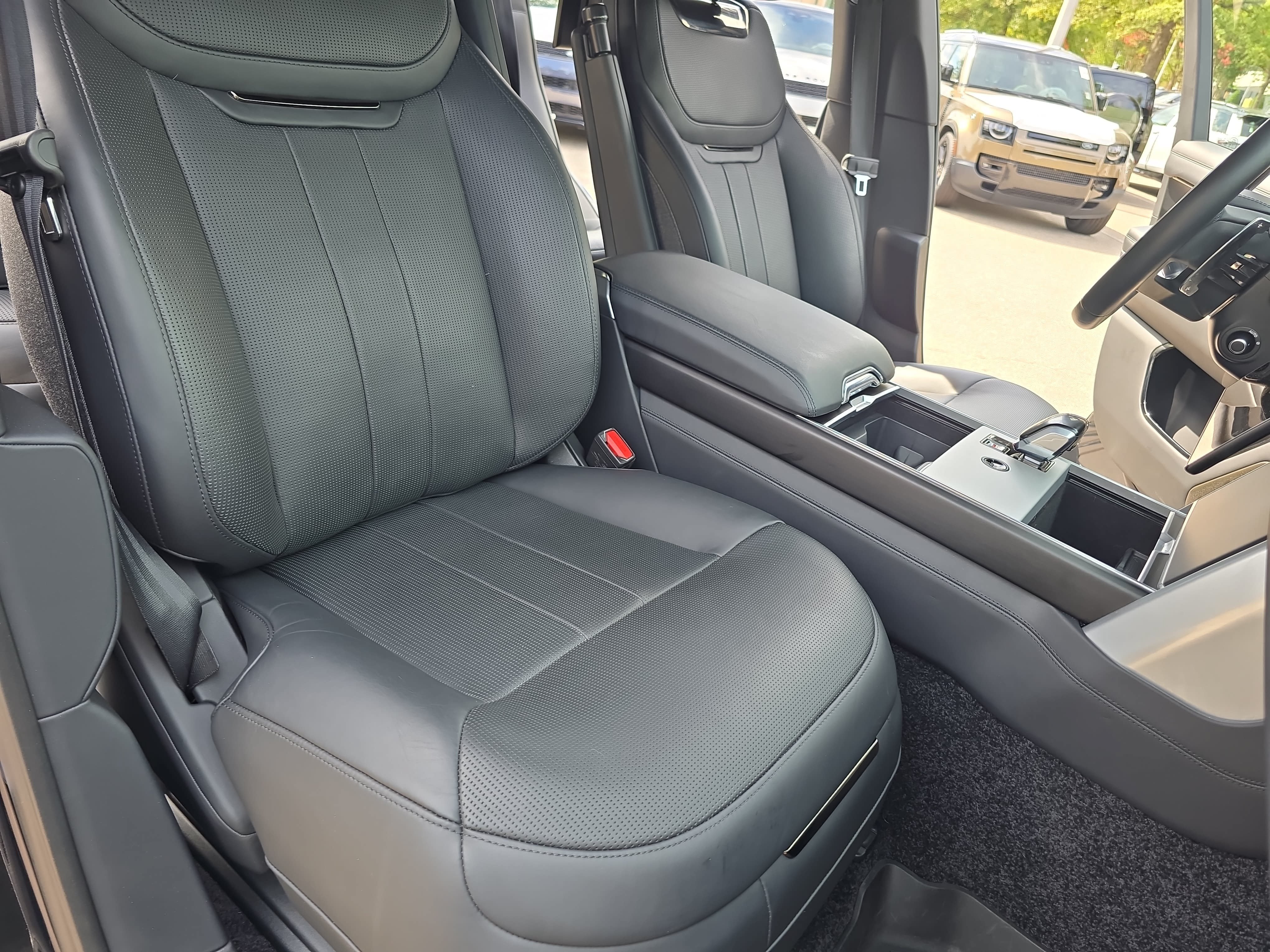 Certified 2024 Land Rover Range Rover SV AWD/4WD image 10