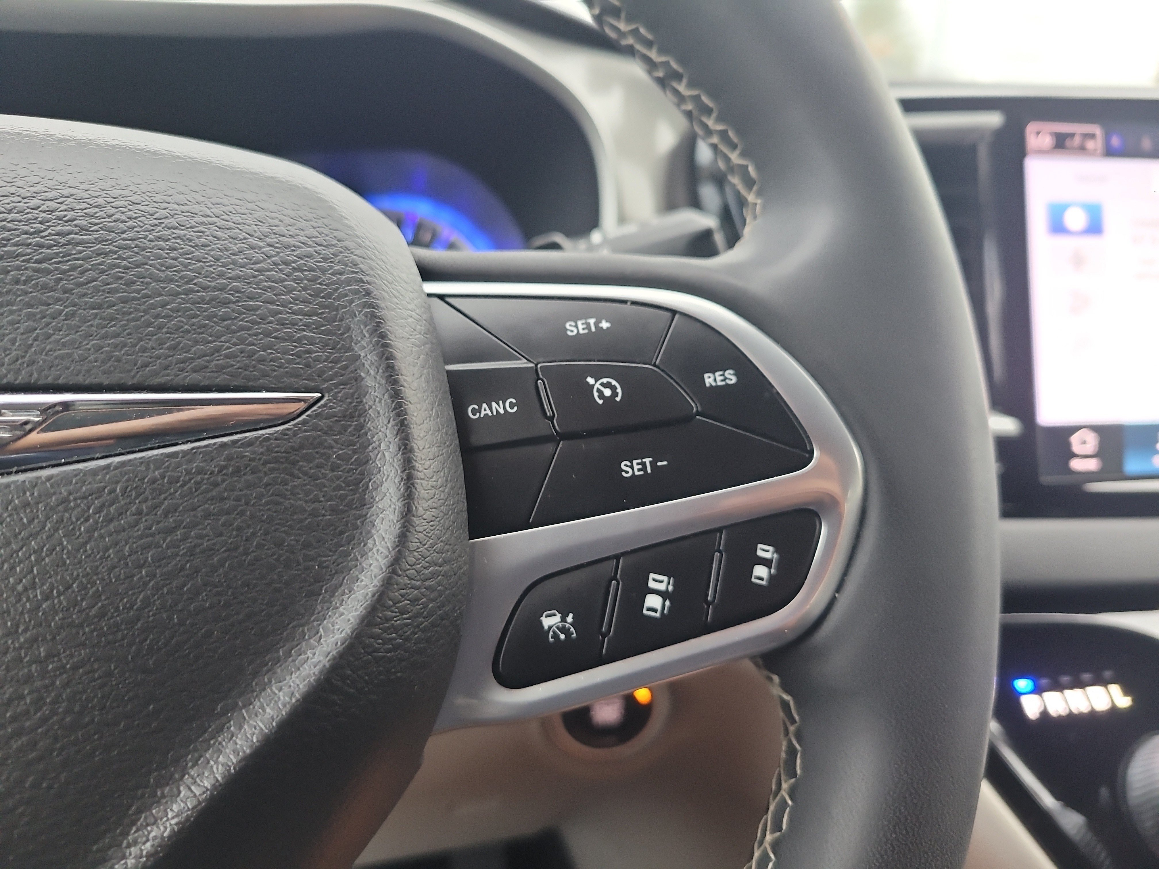 Used 2024 Chrysler Pacifica Touring-L FWD image 27
