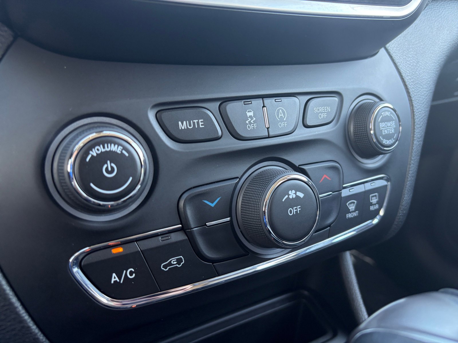 Used 2019 Jeep Cherokee Latitude Plus w/ Cold Weather Group image 17