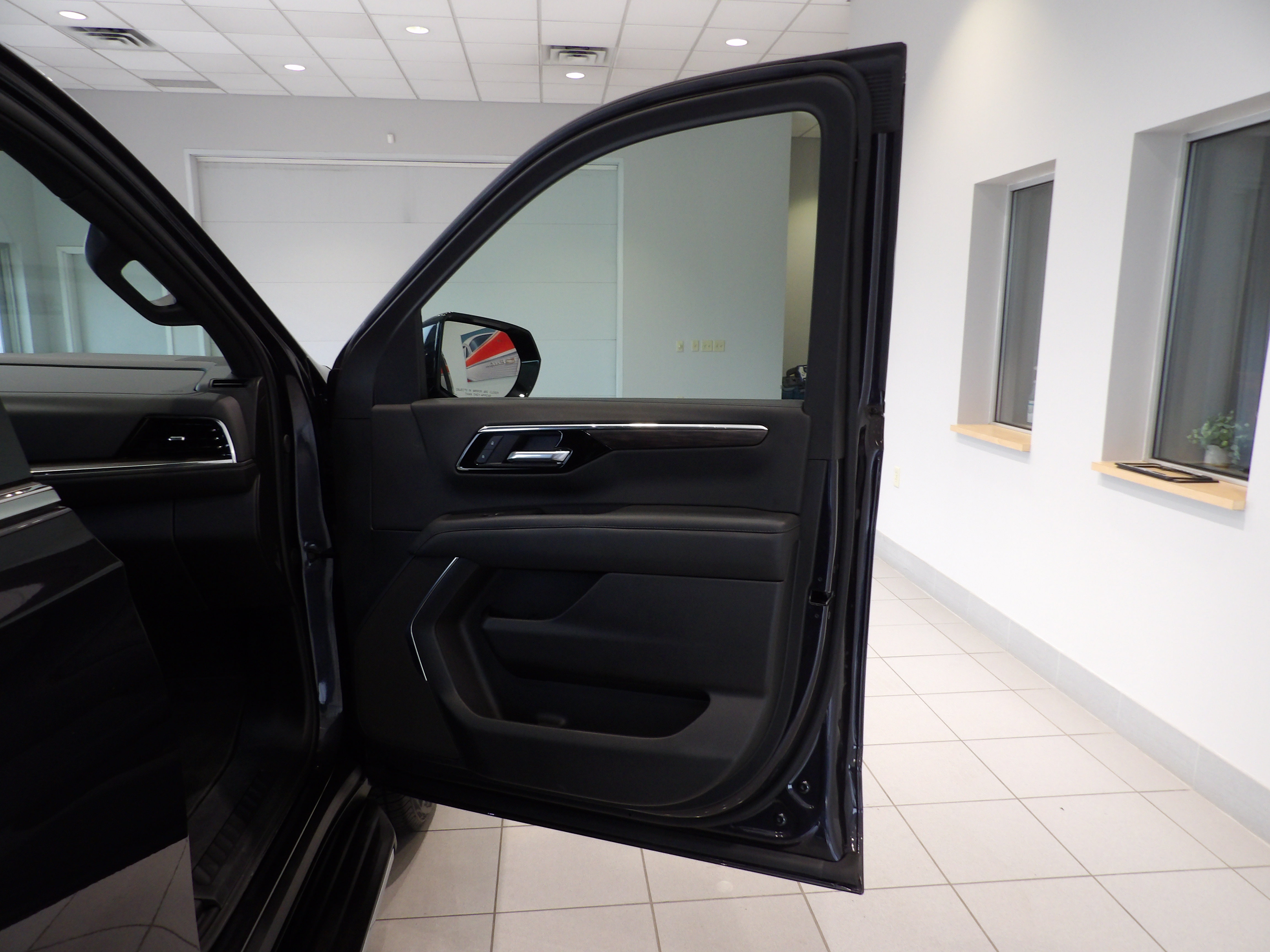 Used 2025 Chevrolet Tahoe LS AWD/4WD image 24