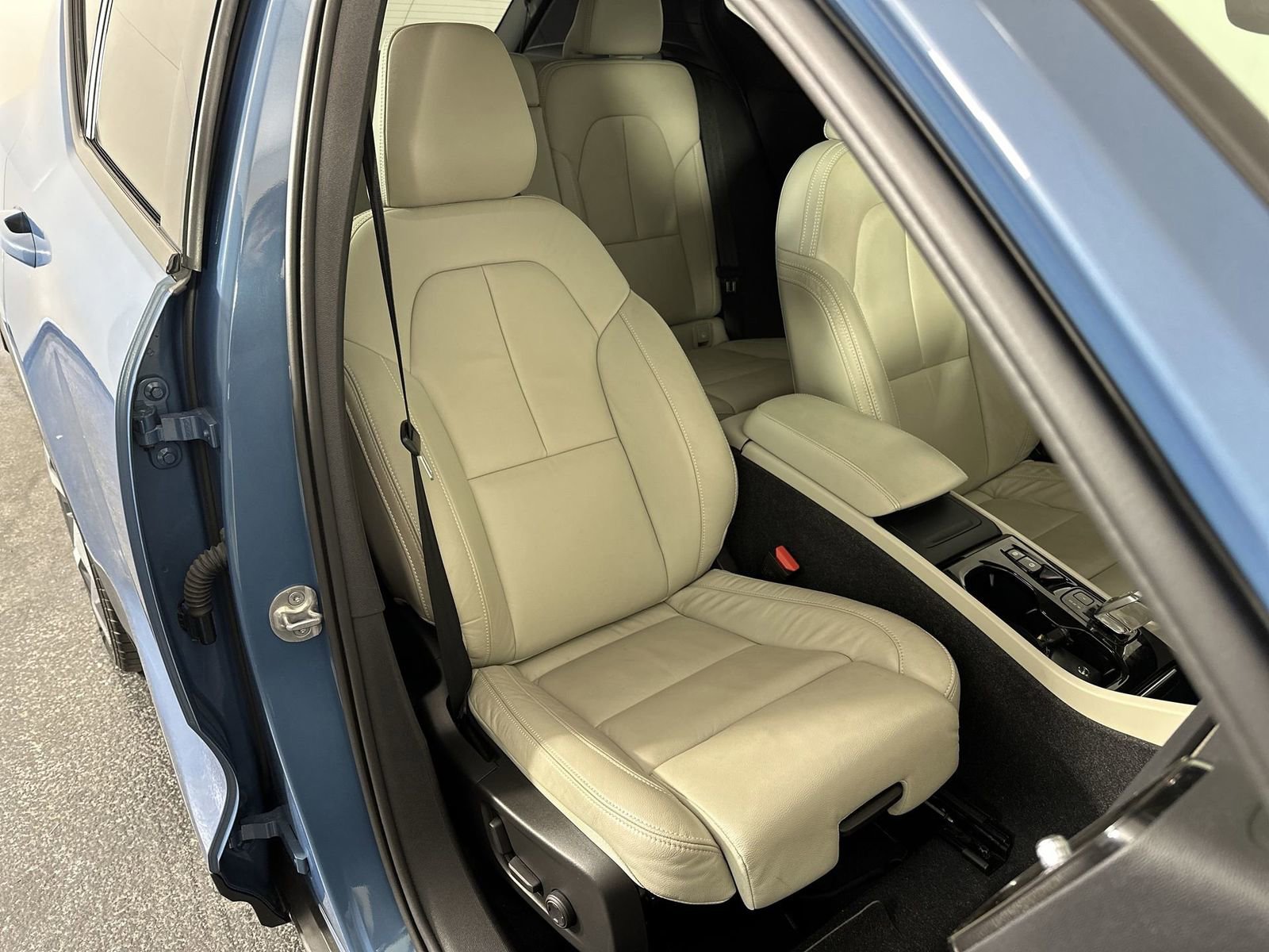 Used 2023 Volvo XC40 B5 Plus w/ Protection Package Premier image 27