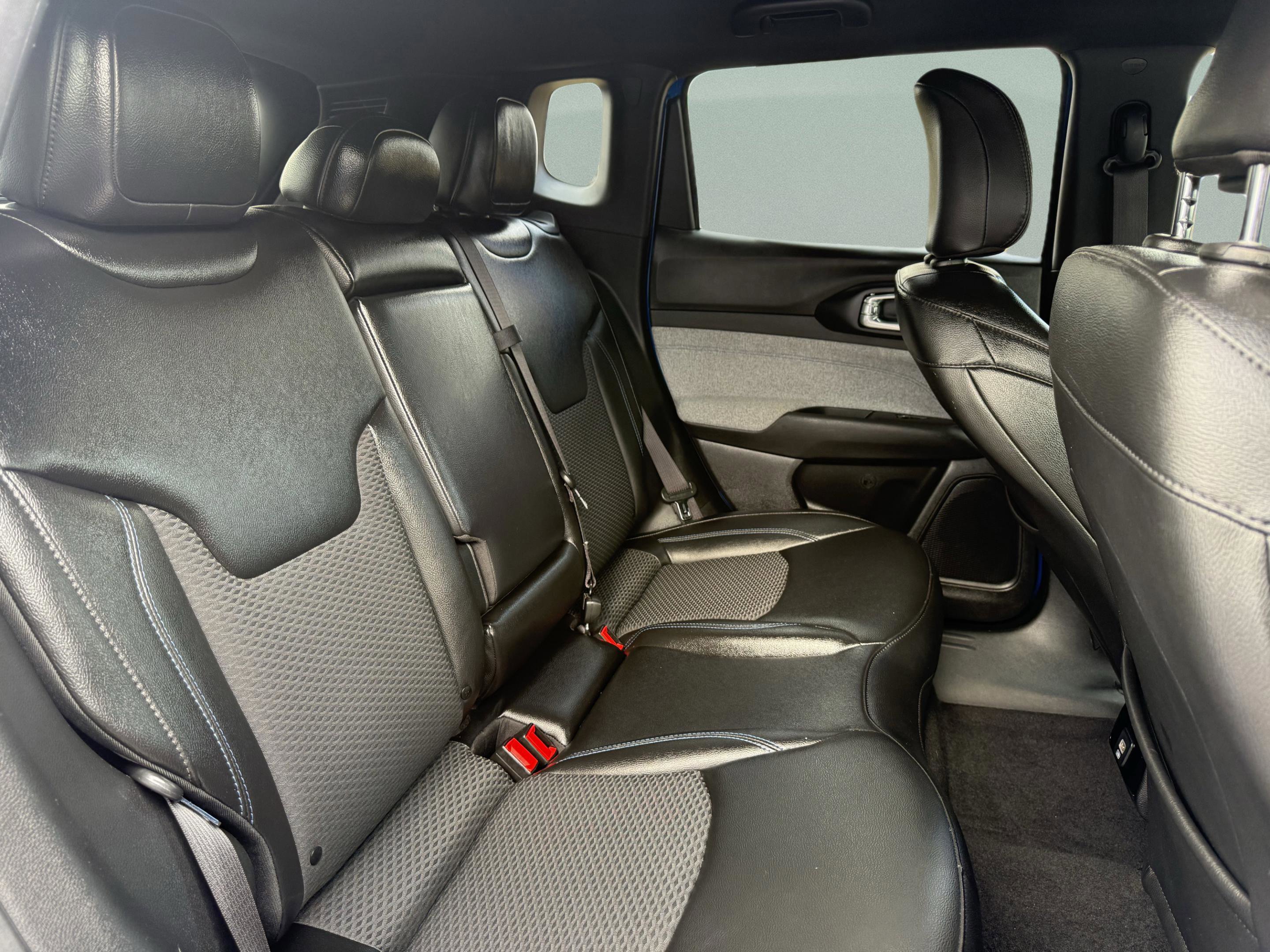 Used 2024 Jeep Compass Latitude image 32