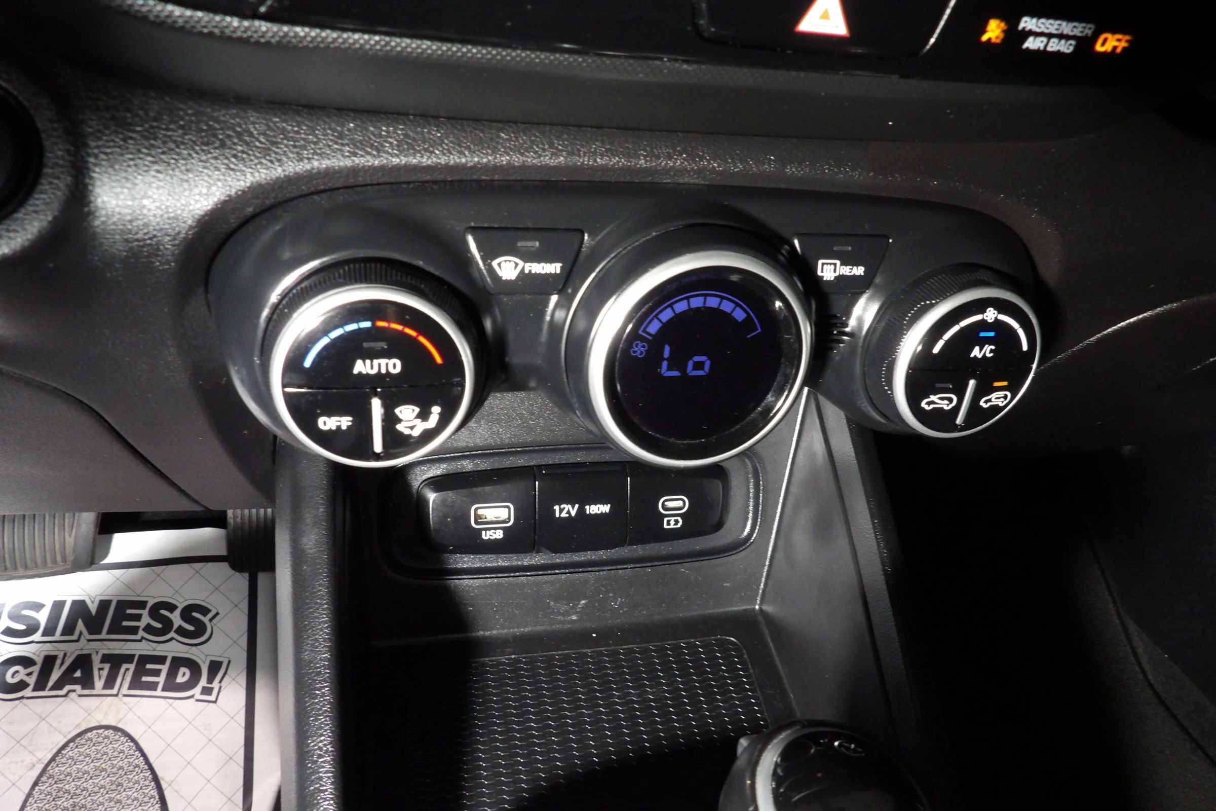 Used 2024 Hyundai Venue SEL image 19