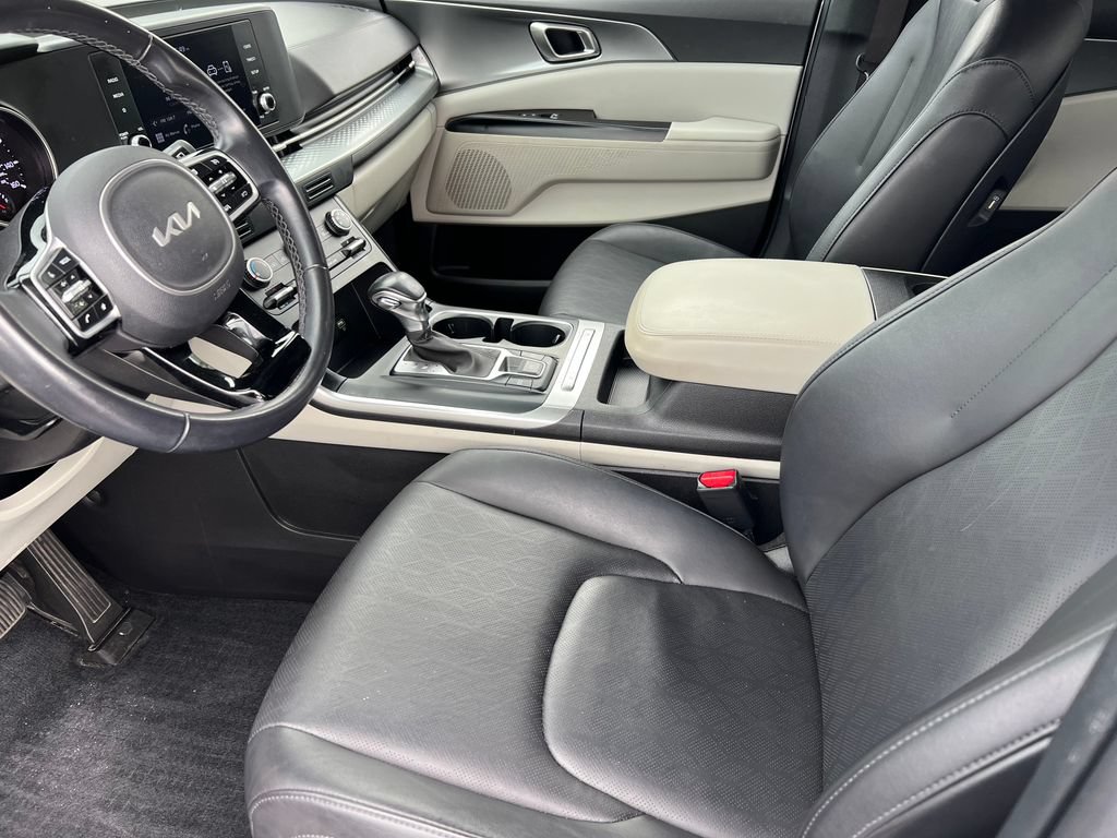 Used 2023 Kia Carnival LX FWD image 10