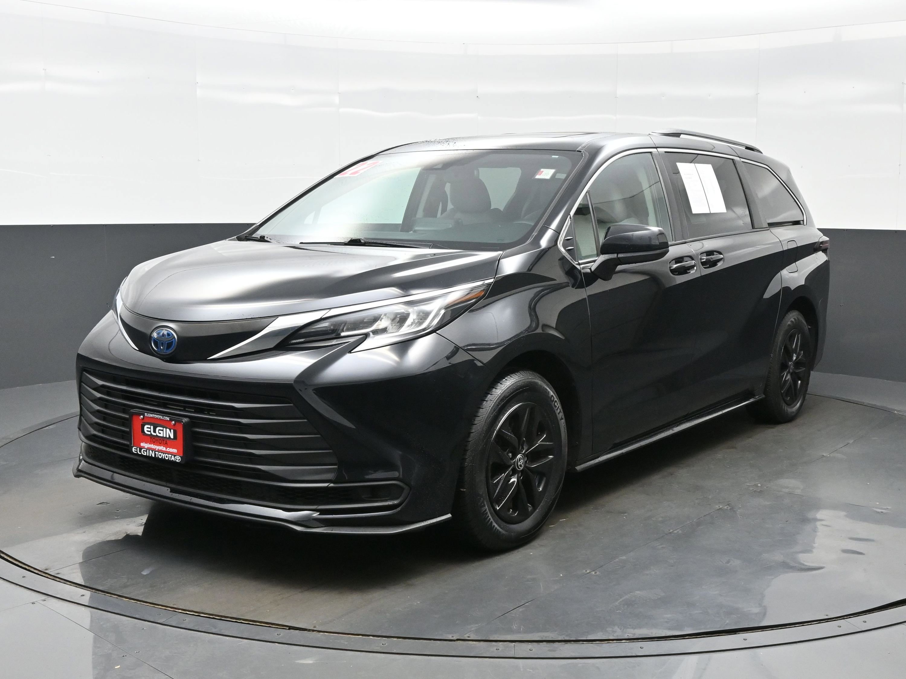 Used 2022 Toyota Sienna LE w/ LE Plus Package AWD/4WD image 2
