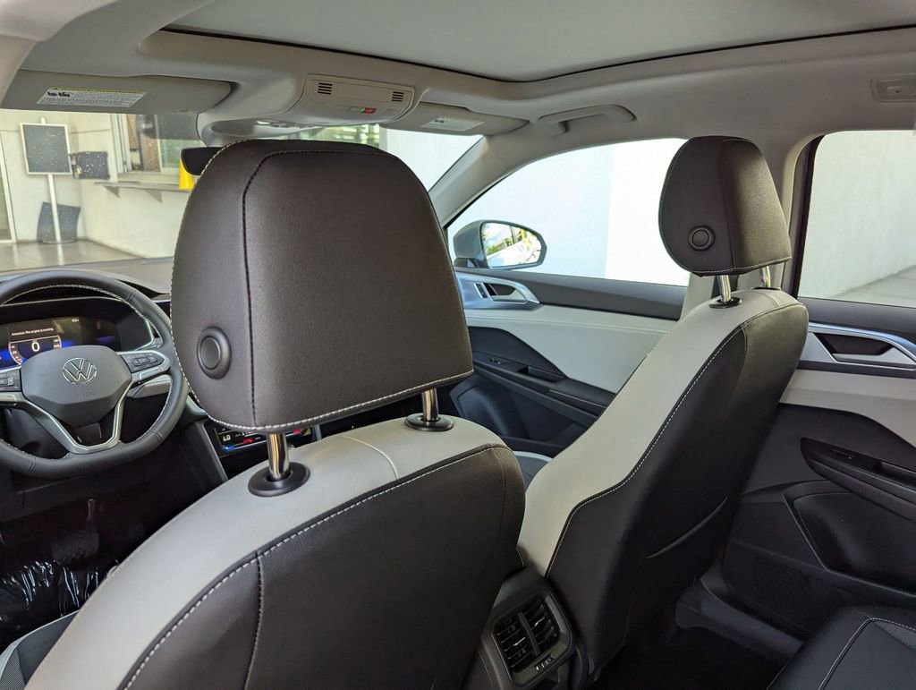 Certified 2025 Volkswagen Taos SE FWD image 16