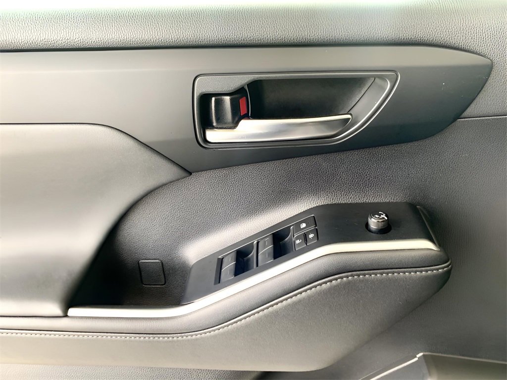 Used 2024 Toyota Highlander XLE image 12