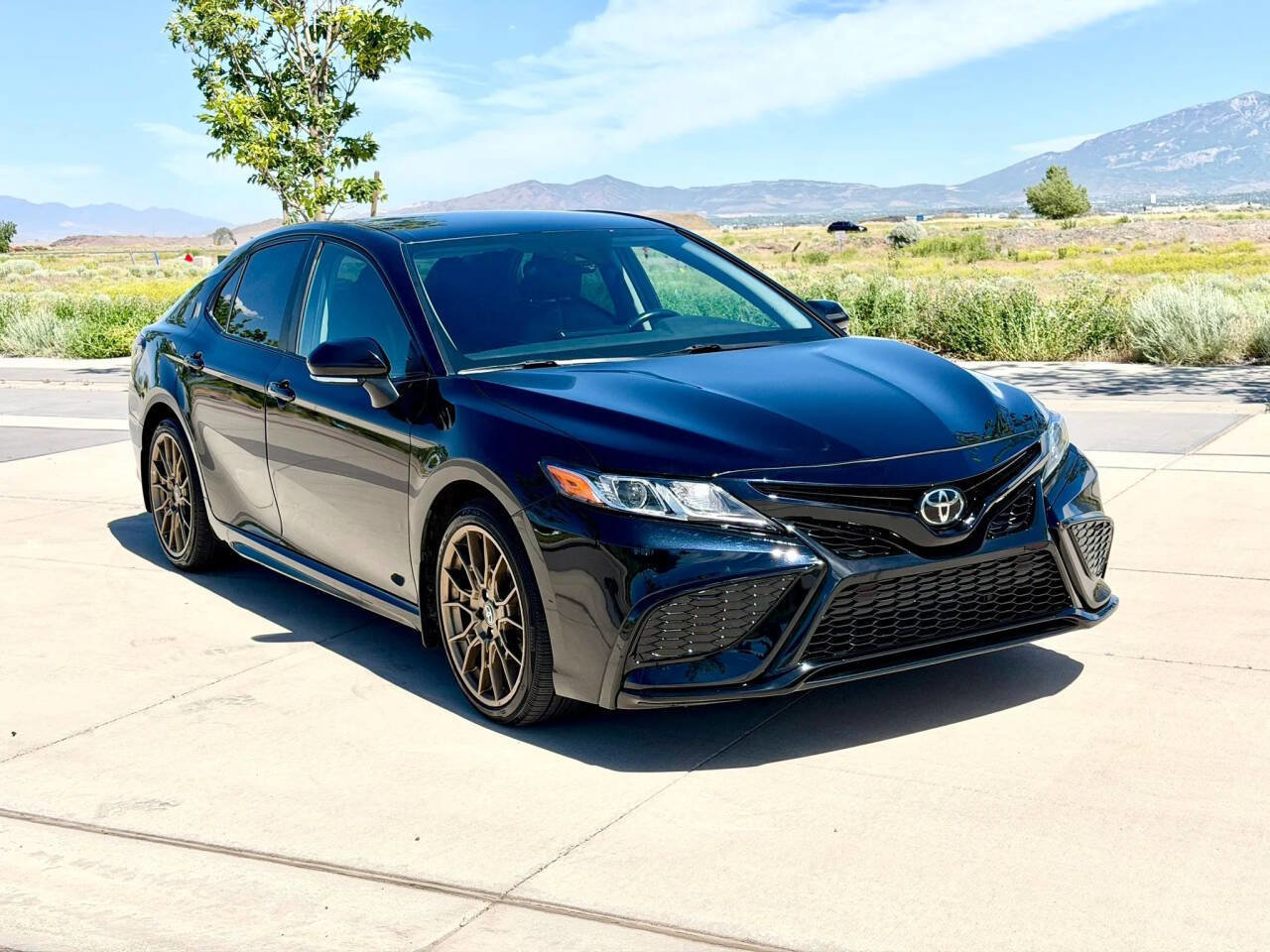Used 2023 Toyota Camry SE FWD image 3