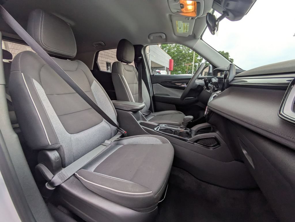 Used 2025 Chevrolet TrailBlazer LT AWD/4WD image 30
