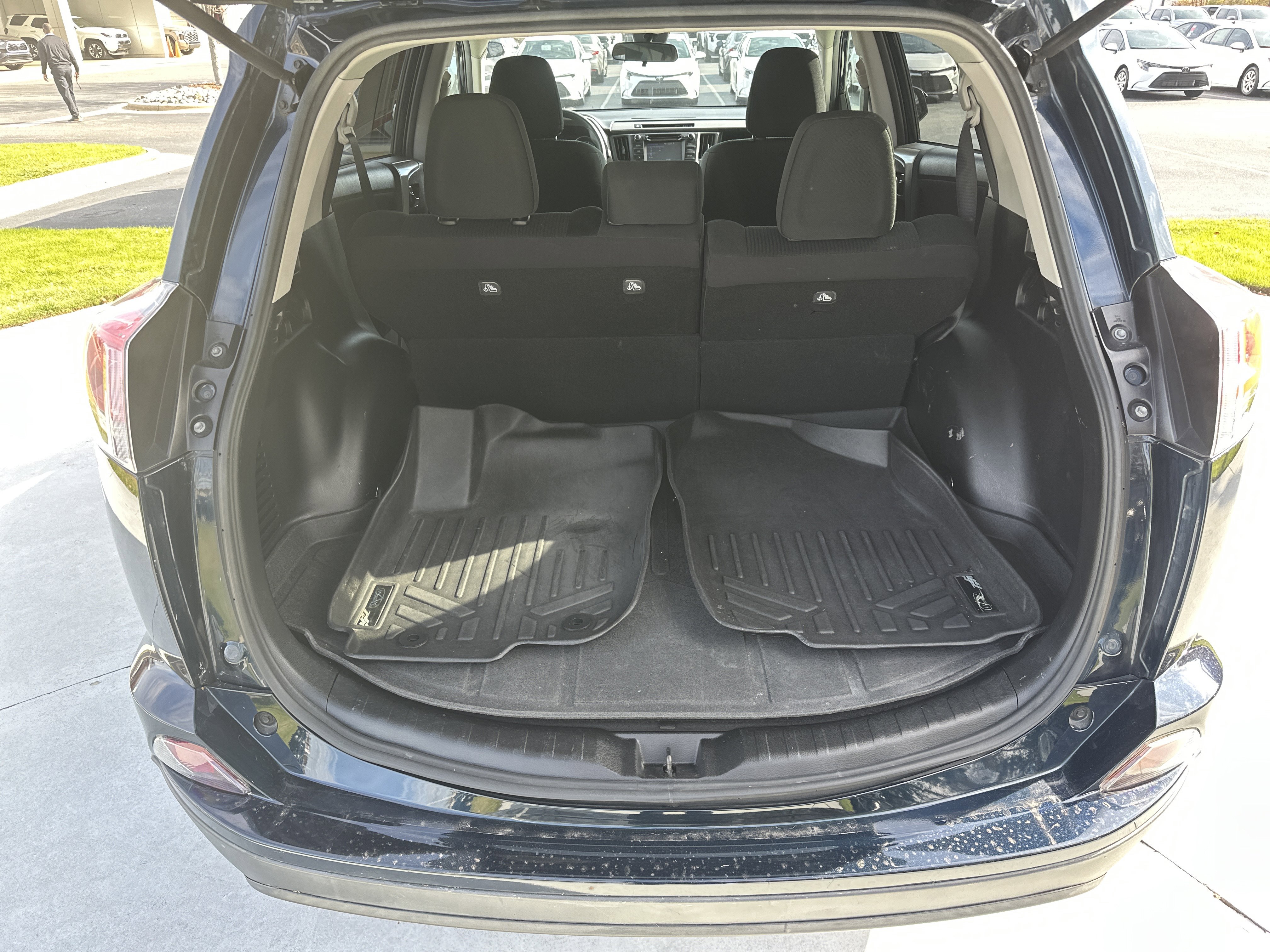 Used 2018 Toyota RAV4 LE image 31
