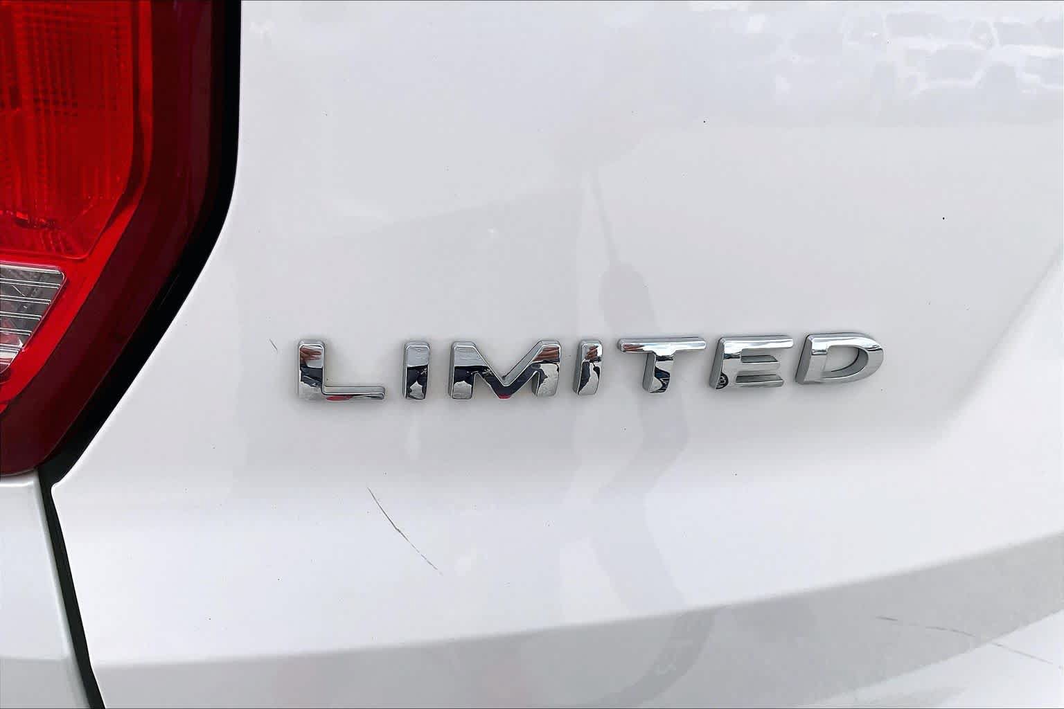 Used 2017 Ford Explorer Limited w/ Equipment Group 301A FWD image 10
