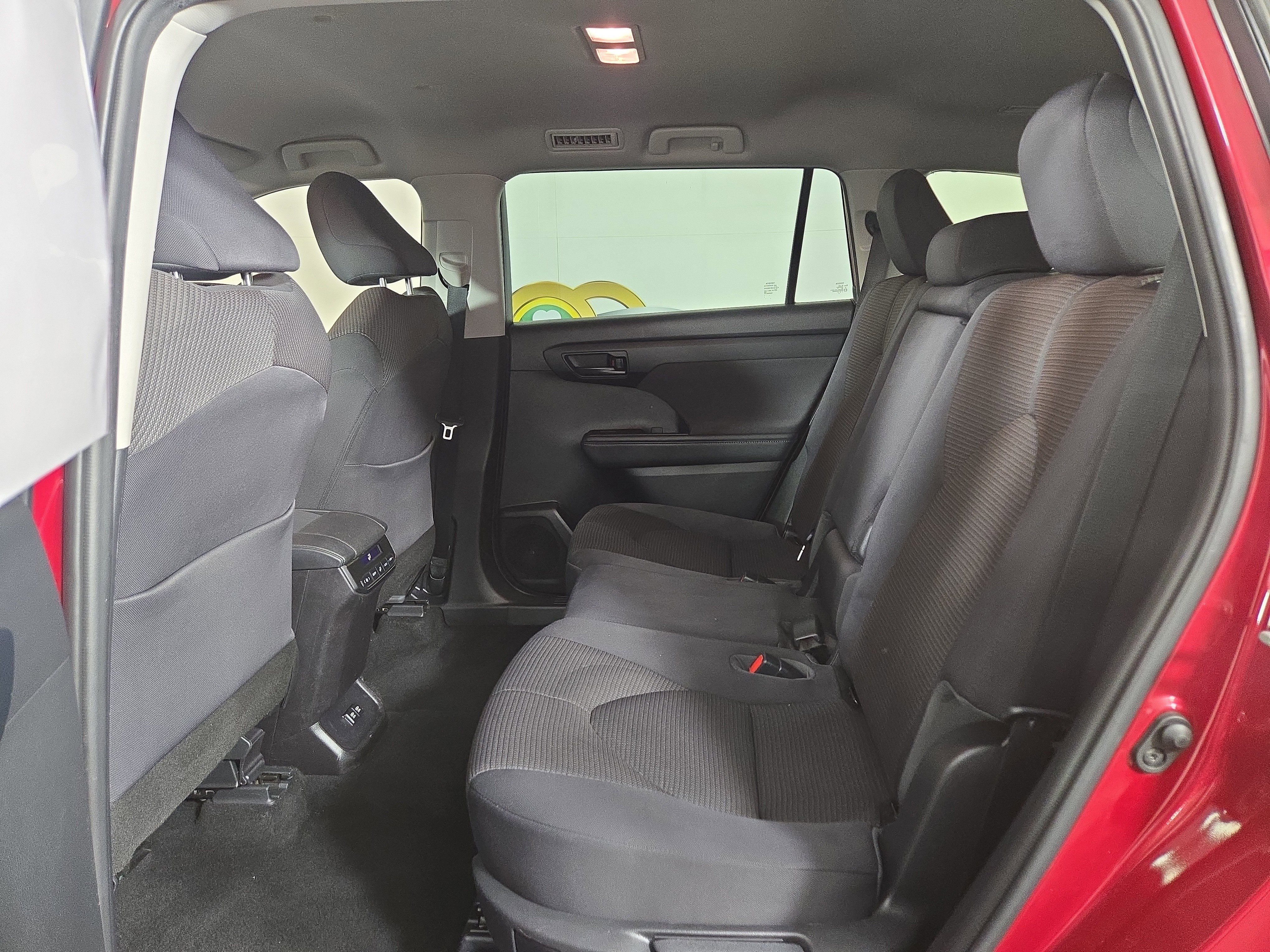 Used 2020 Toyota Highlander LE FWD image 13