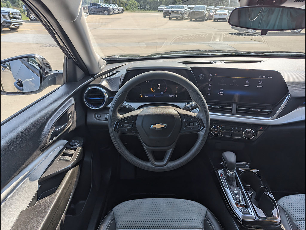 Used 2025 Chevrolet Trax LT FWD image 3