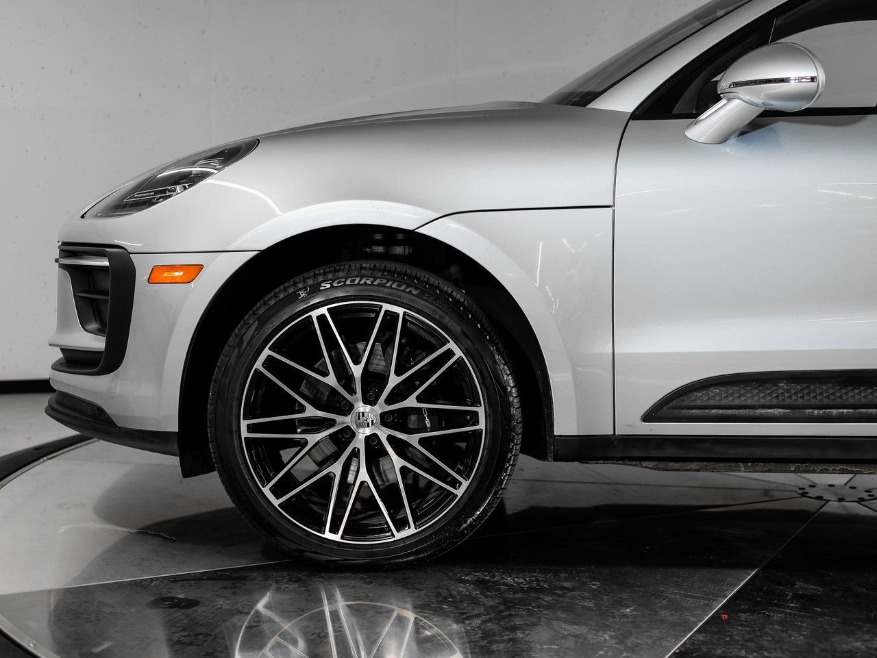 Certified 2025 Porsche Macan image 11