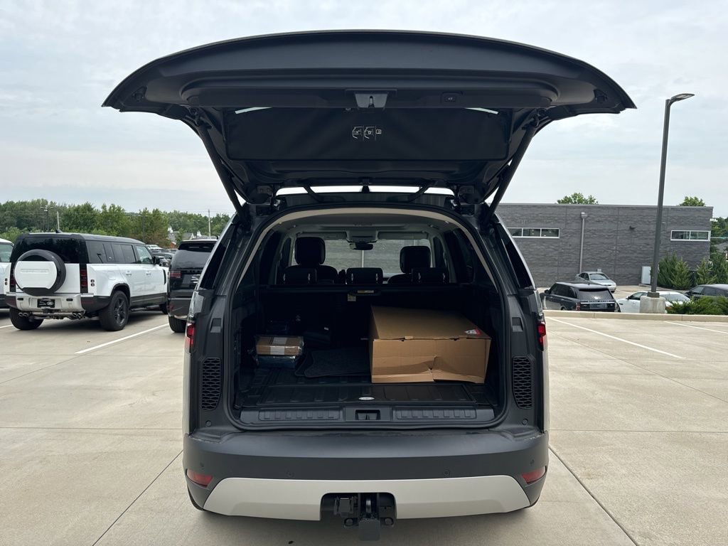 New 2024 Land Rover Discovery S image 10