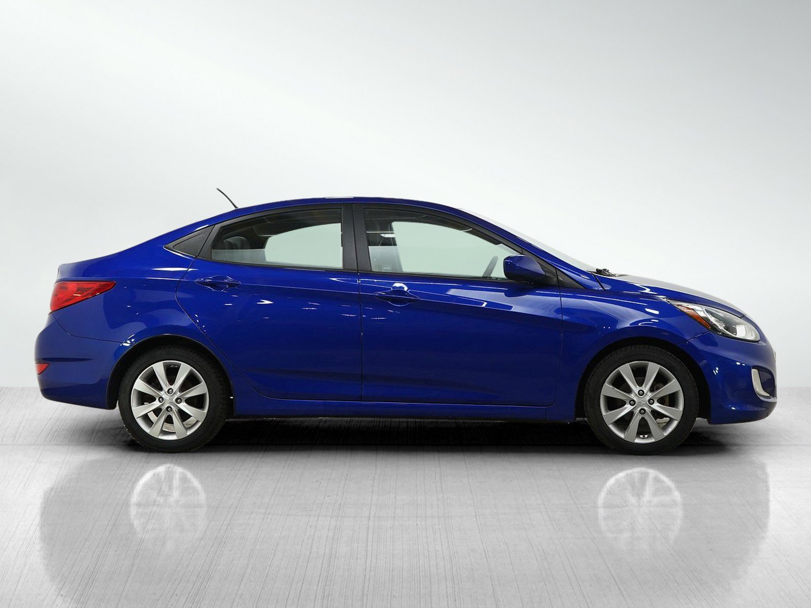 Used 2013 Hyundai Accent GLS w/ Premium Pkg FWD image 6