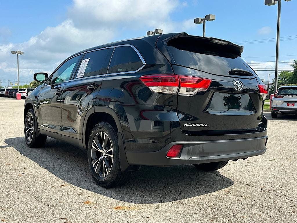 Used 2019 Toyota Highlander LE AWD/4WD image 3